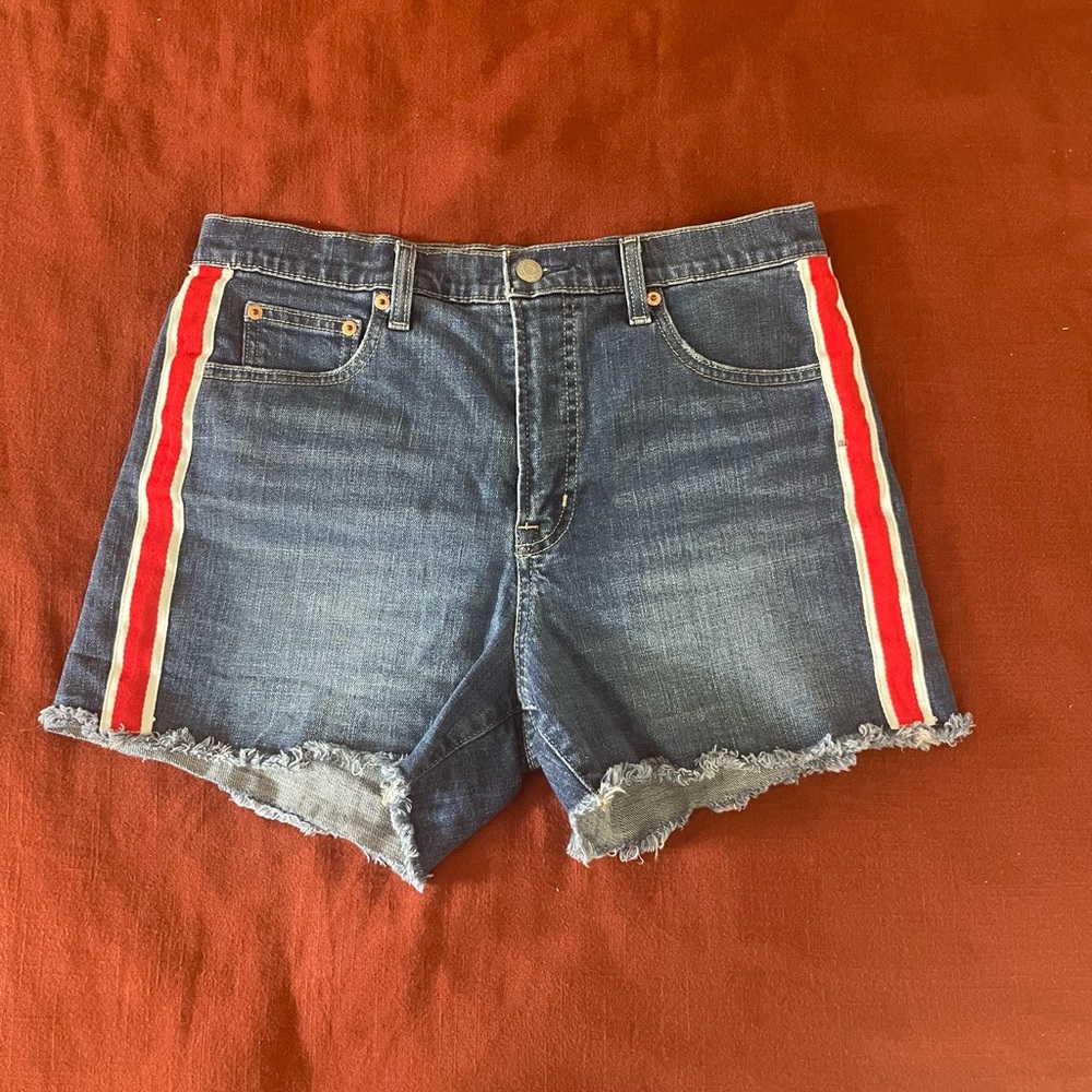 GAP high rise 4” shorts with red stripe detail, 29